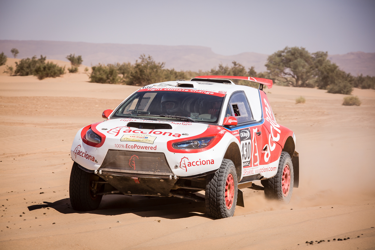 Acciona Dakar car wit Tesla batteries and electric power